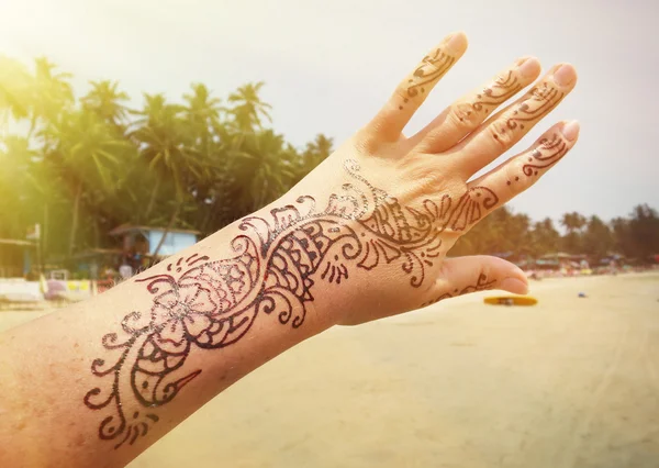 Henna tatoeage op de arm in India — Stockfoto