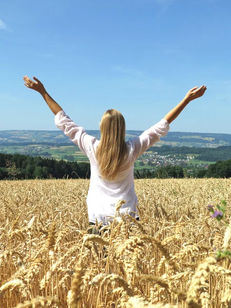 Ragazza tra i campi in Svizzera — Foto Stock