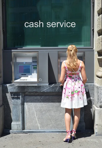 Menina bonita no ATM — Fotografia de Stock