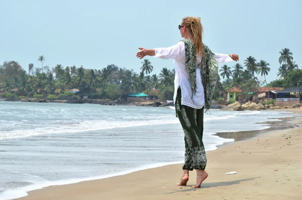 Jovem mulher na praia de Patnam . — Fotografia de Stock