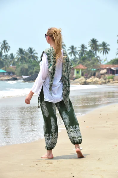 Young woman  on Patnam beach. — Stock Photo, Image