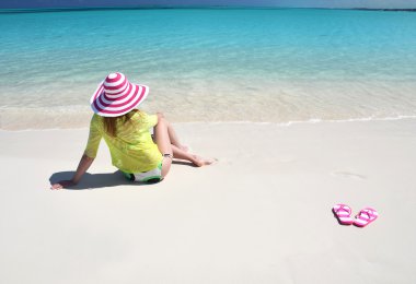 Kız rahatlatıcı üzerinde plaj, büyük Exuma
