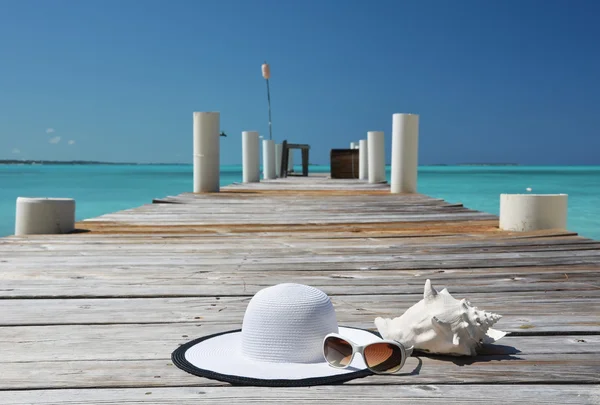 Hat and sunglasses, Bahamas — Stock Photo, Image