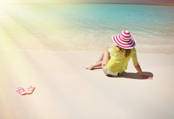 Κορίτσι χαλαρώνοντας στην παραλία στις Μπαχάμες — Φωτογραφία Αρχείου