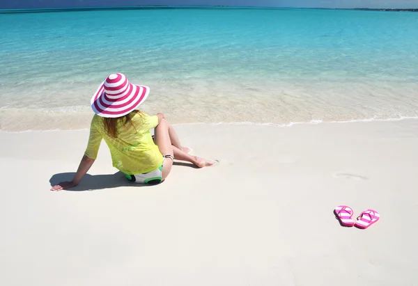 Lány pihentető a strandon a nagy Exuma — Stock Fotó