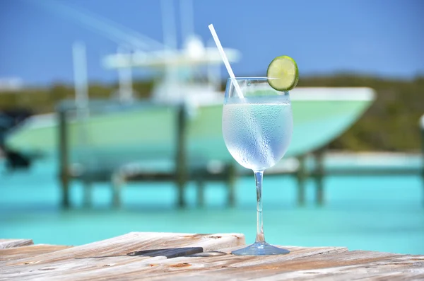 Vaso de agua en la playa — Foto de Stock