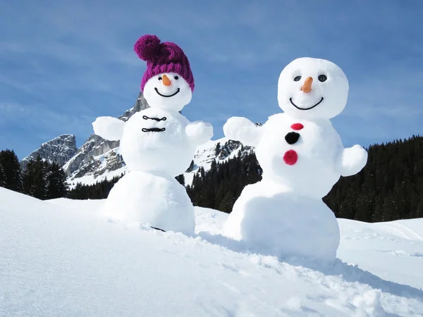 Pupazzi di neve contro le Alpi svizzere — Foto Stock