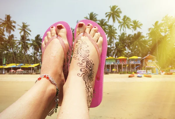 Henna tatoeage op de voet. — Stockfoto