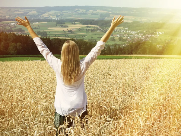 Ragazza tra un campo di grano . — Foto Stock