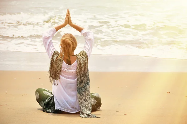 Young woman on Patnam beach. — Stock Photo, Image