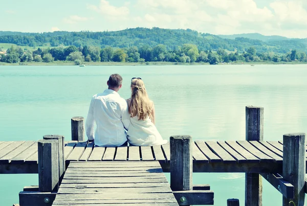 Coppia pontile in un lago in Svizzera — Foto Stock