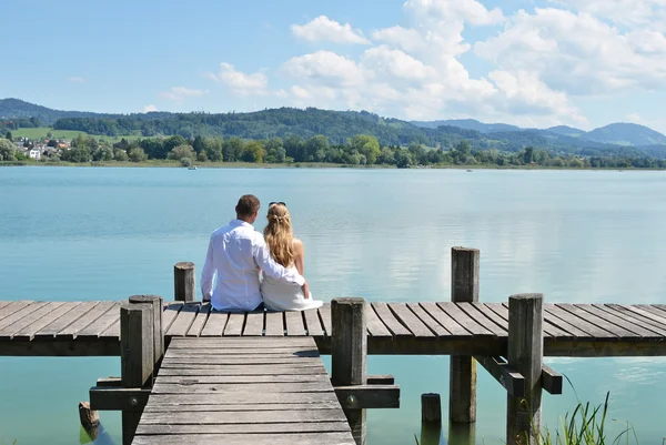 Para molo nad jeziorem w Szwajcarii — Zdjęcie stockowe