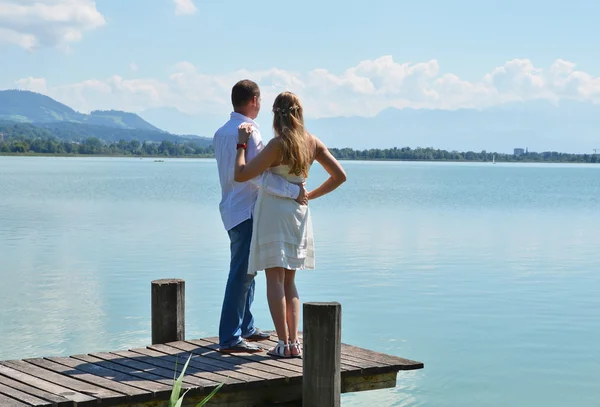 Para molo nad jeziorem w Szwajcarii — Zdjęcie stockowe