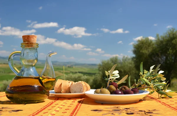 橄榄油和橄榄木制的桌子上 — 图库照片