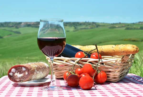 Red wine, bread and tomatos in Tuscan — Stock Image Red wine, bread and tomatos in Tuscan Royalty Free Stock Photos