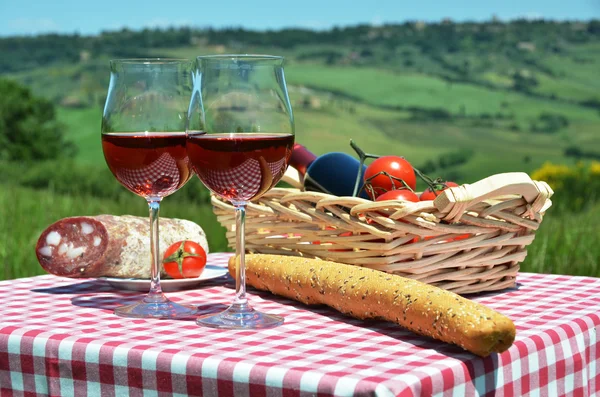 Red wine, bread and tomatos in Tuscan — Stock Photo, Image