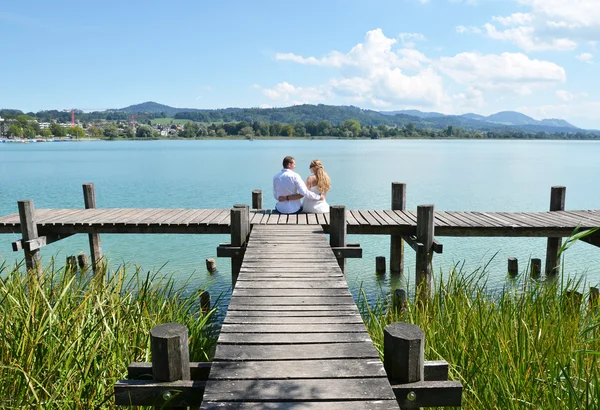 Embarcadero pareja en un lago en Suiza — Foto de Stock