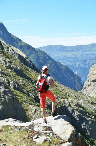 Viajante nos Alpes Suíços — Fotografia de Stock