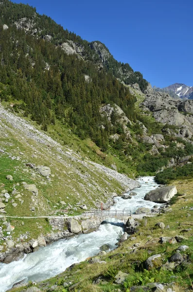 Bergfluss kommt vom Triftgletscher. — Stockfoto