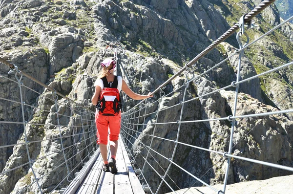 Traveler walking along the Trift bidge. — Stock Photo, Image