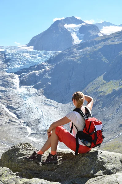 Viajante no glaciar Trift . — Fotografia de Stock