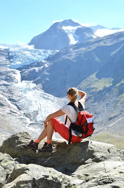 Traveler at theTrift glacier. — Stock Photo, Image