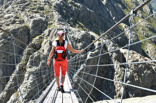 Traveler promenader längs Trift bidge. — Stockfoto