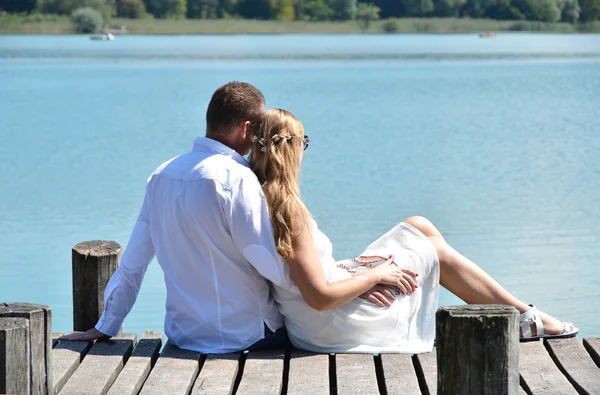 Couple on  wooden jetty in Switzerland — Stock Photo, Image