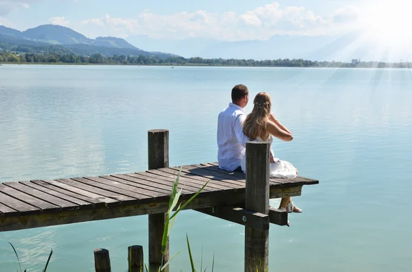 Pareja en embarcadero de madera en Suiza —  Fotos de Stock