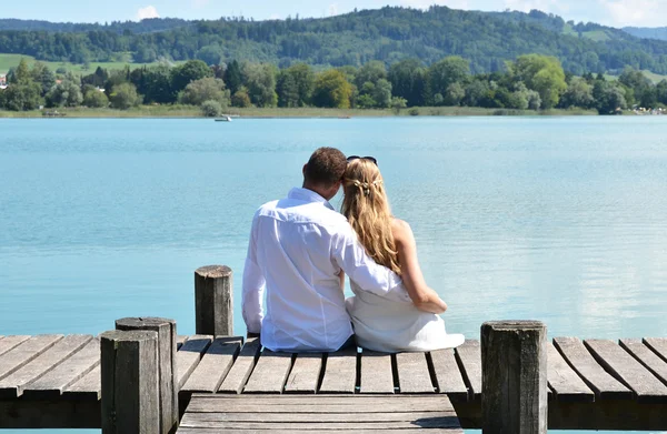 Couple on  wooden jetty in Switzerland — Stock Photo, Image