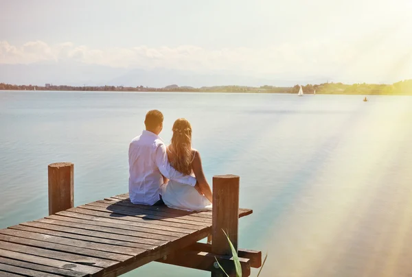 Couple on  wooden jetty in Switzerland — Stock Photo, Image