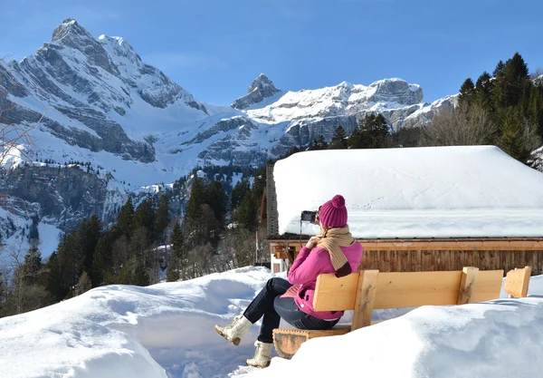 Menina com câmera em Alpes suíços — Fotografia de Stock