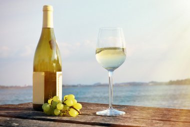 cam ve üzüm şarap şişe