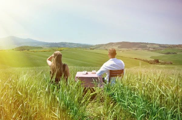 Couple at  Tuscan field. — Stock Photo, Image