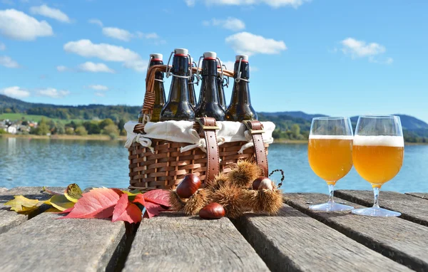 Cerveza en el embarcadero de madera —  Fotos de Stock