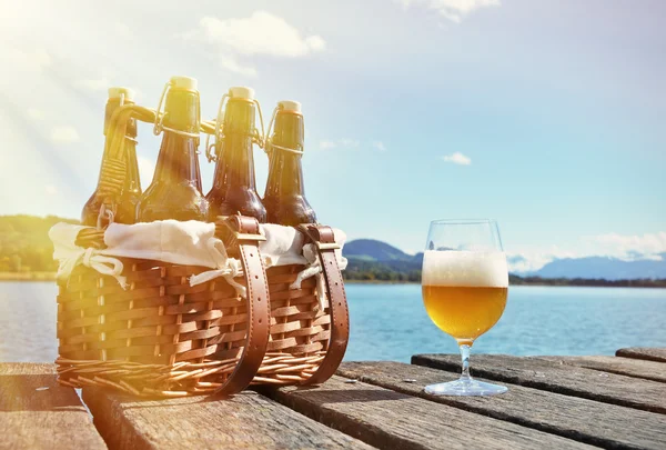 Bier auf dem Holzsteg — Stockfoto