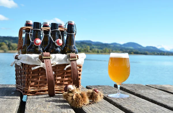 Cerveza en el embarcadero de madera — Foto de Stock