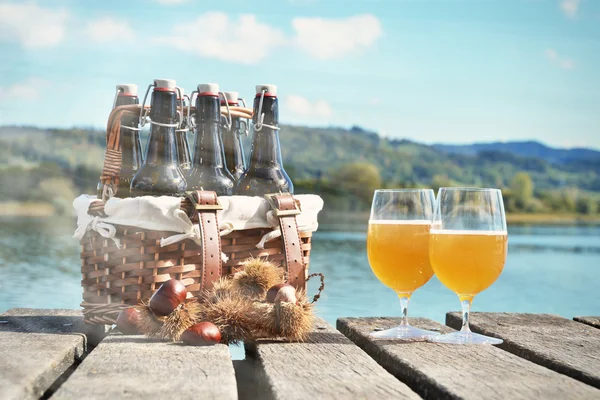 Bier auf dem Holzsteg — Stockfoto