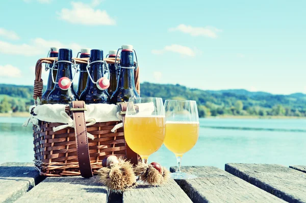 Bier auf dem Holzsteg — Stockfoto