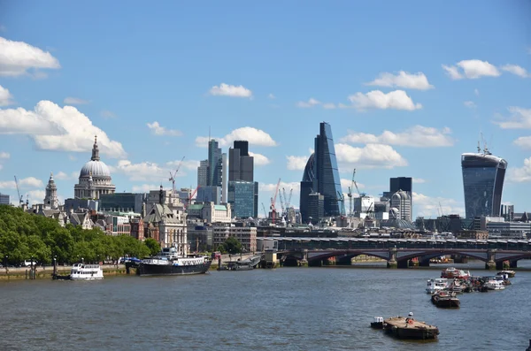 Londres a través del río Támesis —  Fotos de Stock