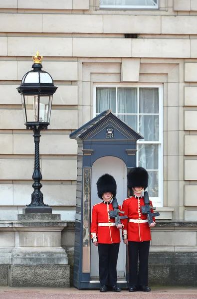 Guardia Real británica en el Palacio de Buckingham —  Fotos de Stock