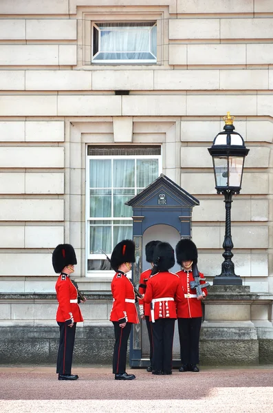 Guardia Real británica en el Palacio de Buckingham —  Fotos de Stock
