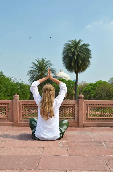 Woman meditating near Humayun's Tomb. — Stock Photo, Image