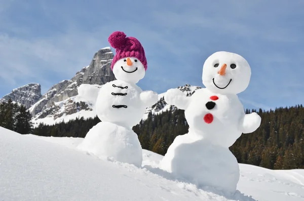 Bonecos de neve contra os Alpes suíços — Fotografia de Stock