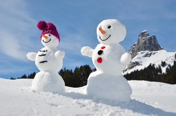 Bonecos de neve contra os Alpes suíços — Fotografia de Stock