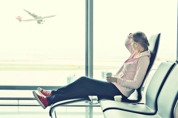 Girl at the airport window — Stock Photo, Image