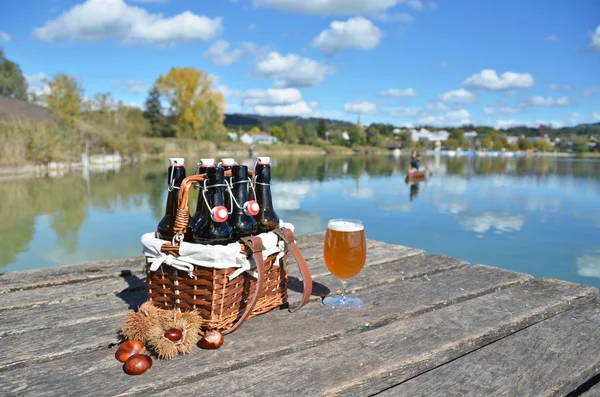 Garrafas de cerveja na cesta vintage — Fotografia de Stock