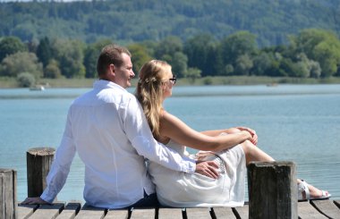 İsviçre ahşap iskele üzerinde çift