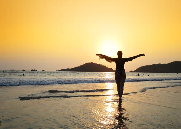 Mladá žena na Agonda beach — Stock fotografie