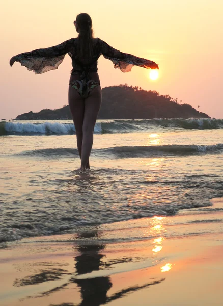 Giovane donna sulla spiaggia di Agonda — Foto Stock